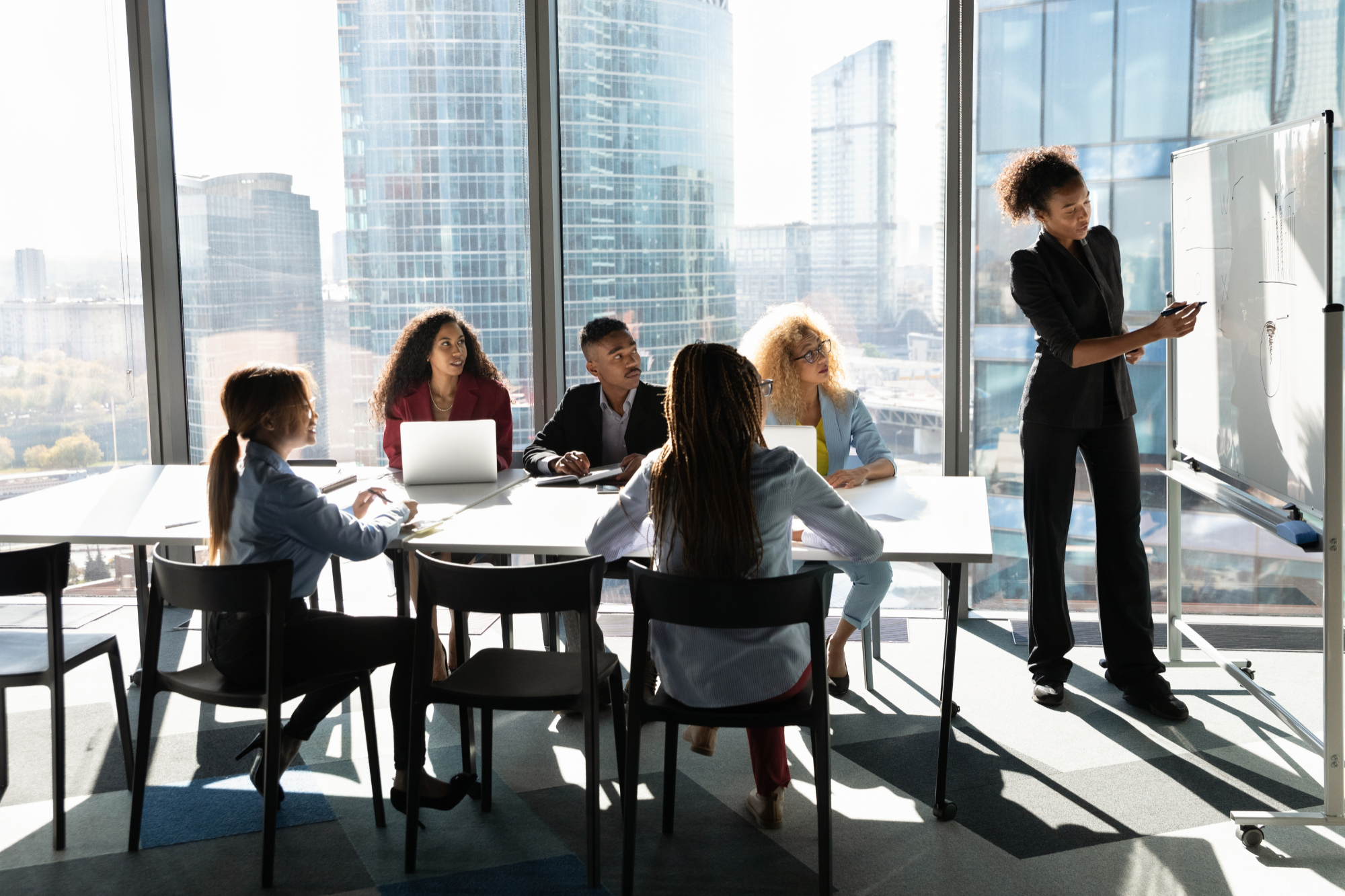 Desarrolla el liderazgo con Leovyntra: un curso de planificación y estrategia empresarial para los líderes de hoy